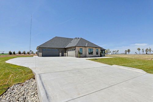 5275 N Eagle Crest Ct, Colwich, KS, 67030-1107 | Card Image