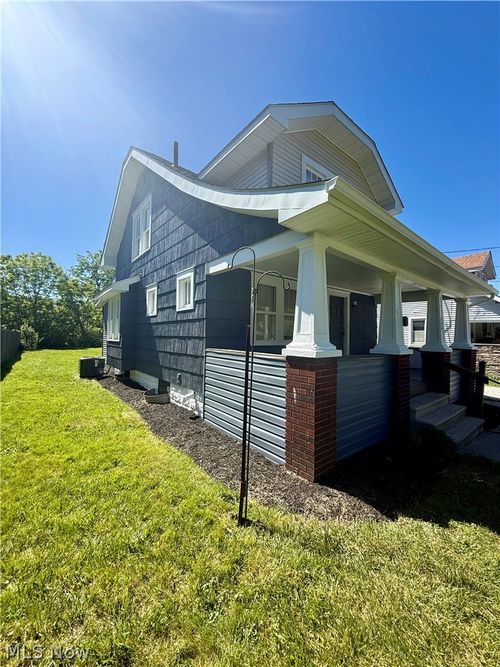 586 Brittain Rd, Akron, OH, 44305-2035 | Card Image