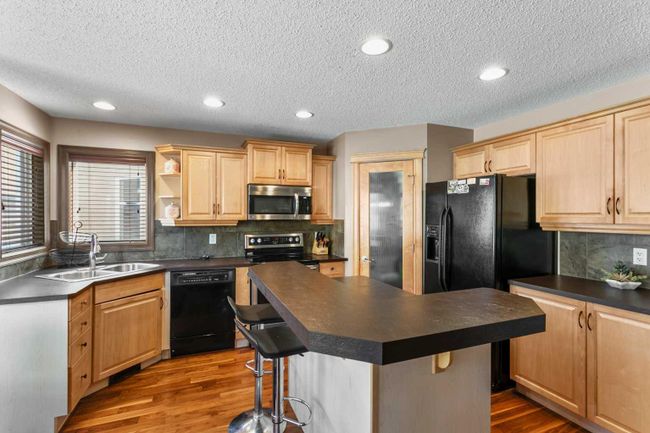 84 Everbrook Drive Sw, Home with 3 bedrooms, 2 bathrooms and 4 parking in Calgary AB | Image 13