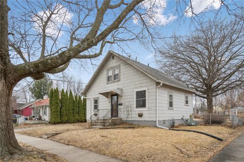1011 2nd Ave, Iowa City, IA, 52240-2001 | Card Image