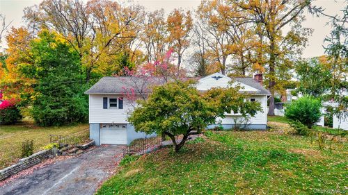 4 Parade Pl, New Windsor, NY, 12553-5616 | Card Image