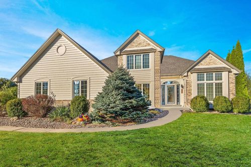 11035 N Bennington Court, Mequon, WI, 53097 | Card Image