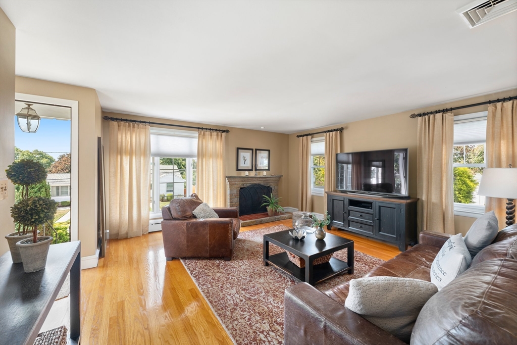Arnold Dr, Johnston, RI 02919