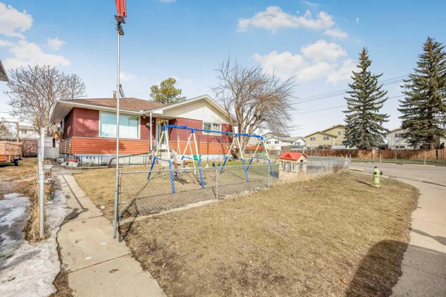 901 38 Street Se, Home with 3 bedrooms, 1 bathrooms and 4 parking in Calgary AB | Image 2