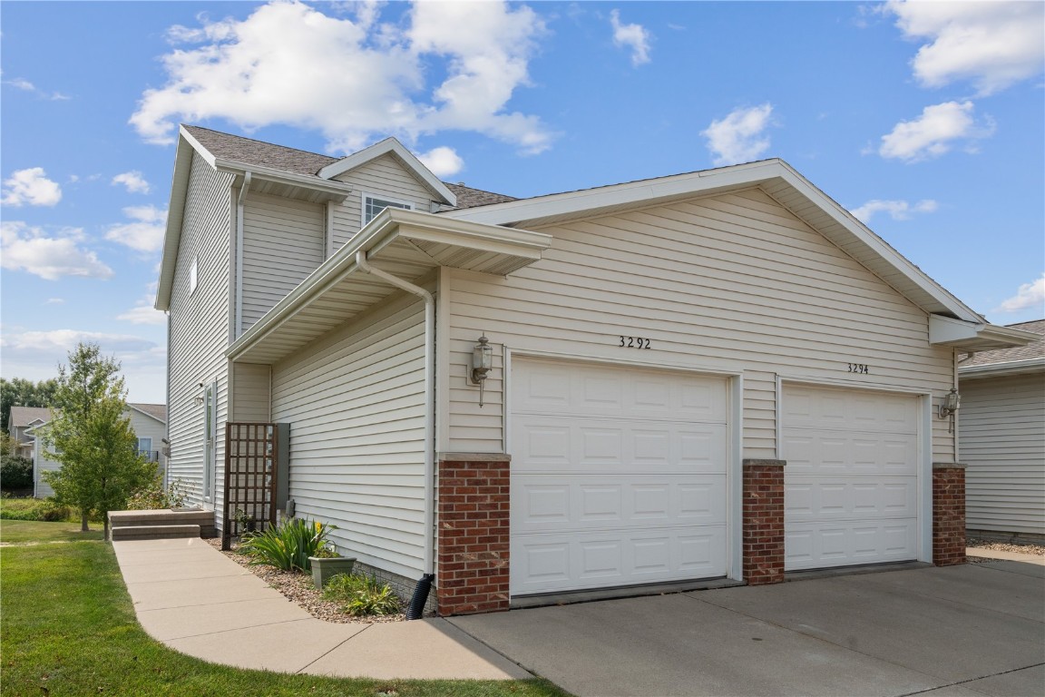 Prairie Bend Cir, Marion, IA 52302