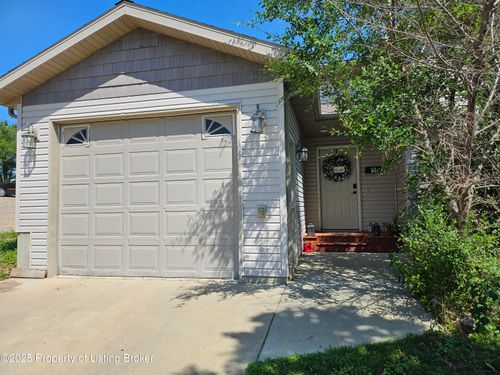 128 9th Ave E, Dickinson, ND, 58601-5421 | Card Image