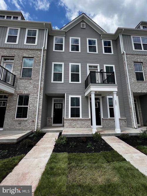 327 Foundry St, PHOENIXVILLE, PA, 19460-1348 | Card Image