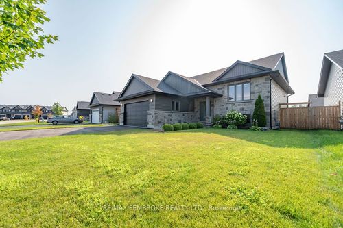 13 Drew St, Petawawa, ON, K8H0G4 | Card Image