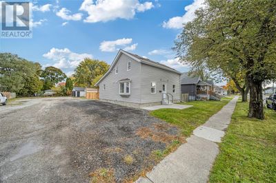 360 Campbell St, House other with 5 bedrooms, 2 bathrooms and null parking in Sarnia ON | Image 2