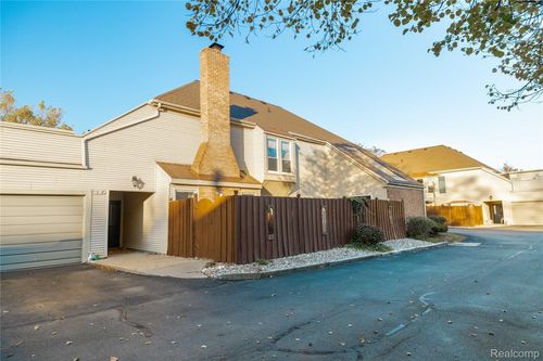 apt-2-8337 Colony Dr, Grosse Ile, MI, 48138-1737 | Card Image