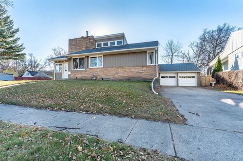 1015 11th Ave S, Moorhead, MN, 56560-3611 | Card Image