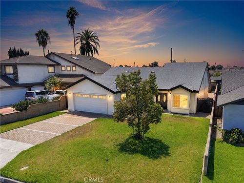 8550 Raviller Dr, Downey, CA, 90240-3310 | Card Image