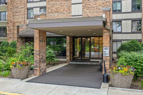 404-301 Lake Hinsdale Dr, Willowbrook, IL, 60527-2686 | Card Image