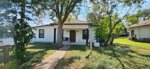 1005 3rd St, Floresville, TX, 78114-1945 | Card Image