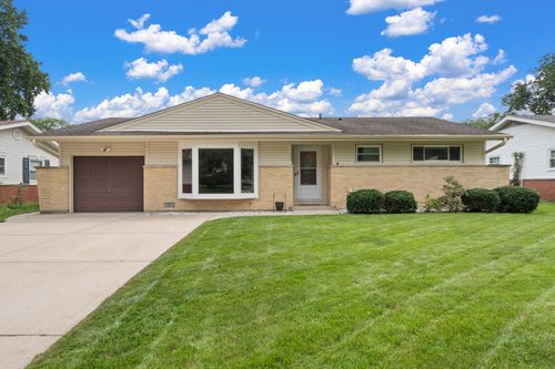 109 Crest Ave, Elk Grove Village, IL, 60007-1731 | Card Image