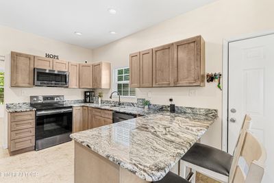 Breakfast bar in kitchen | Image 3