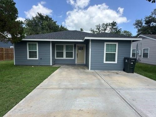 203 Sandra St, Edna, TX, 77957-2146 | Card Image