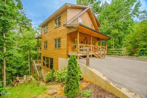 1543 Bear Valley Rd, Sevierville, TN, 37876-2642 | Card Image