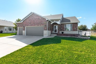 Ranch-style house with a garage and a front lawn | Image 3