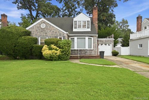 8 Redwood Road, North Hempstead, NY, 11040 | Card Image