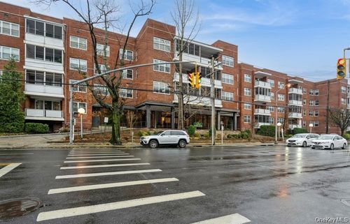 211-1 Kensington Gate, Great Neck, NY, 11021 | Card Image