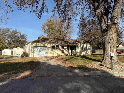 920 Plaza Dr, Salina, KS, 67401-4664 | Card Image