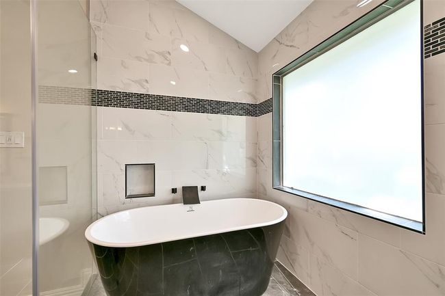 Gorgeous soaking tub! | Image 10