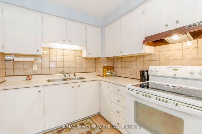 4 Collins Cres, Condo with 3 bedrooms, 2 bathrooms and 1 parking in Brampton ON | Image 15