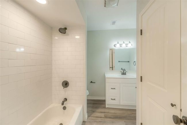 Master bathroom, tile shower/tub, walk in closet | Image 10