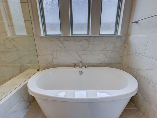 Elegant soaking tub | Image 24