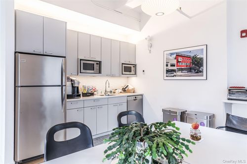 226 W 26th St, New York, NY, 10001-6700 | Card Image