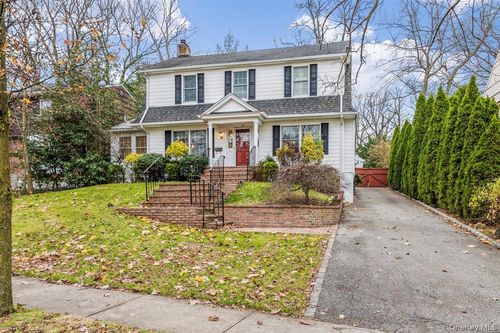 16 Lodge Rd, Great Neck, NY, 11021-3924 | Card Image