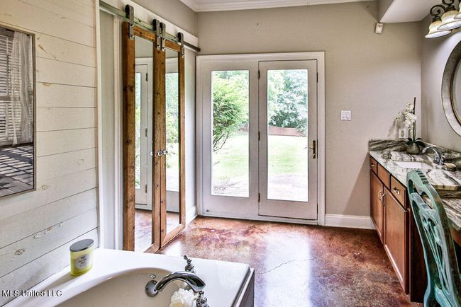 Spacious Luxury Bath | Image 24