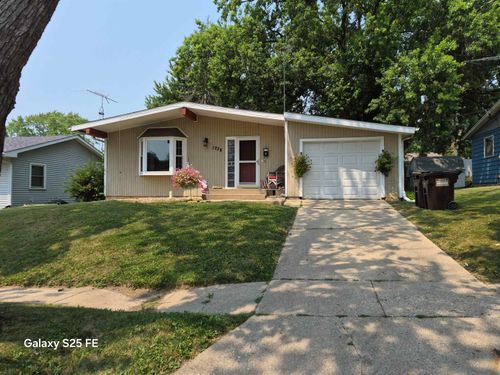 1238 Hillcrest Ln, Freeport, IL, 61032-3716 | Card Image