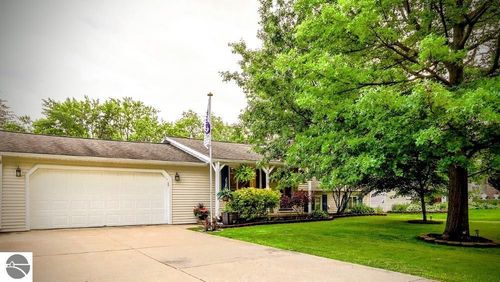 5515 Aylesbury Dr, Waterford, MI, 48327-2704 | Card Image