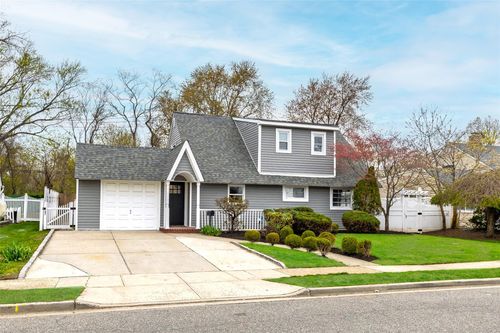 9 Tiptop Ln, Hicksville, NY, 11801-6426 | Card Image