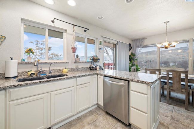 73805 N Demoss Rd, Home with 3 bedrooms, 3 bathrooms and null parking in Benton City WA | Image 19