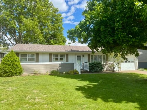 2613 N 11th Street, Clinton, IA, 52732 | Card Image