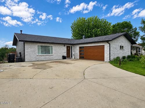 2113 9th Ave E, Williston, ND, 58801-3617 | Card Image