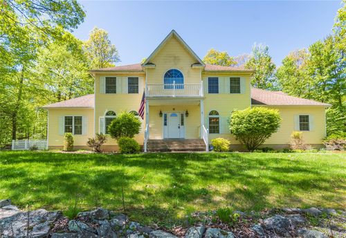 14 Glen Rock Cir, Highland, NY, 12528-5232 | Card Image