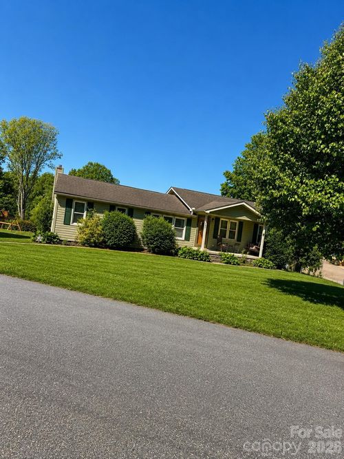 102 Phillips Rd, Spruce Pine, NC, 28777-6004 | Card Image