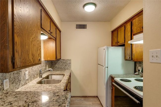 411 S Dooley St, Condo with 10 bedrooms, 5 bathrooms and 8 parking in Grapevine TX | Image 33