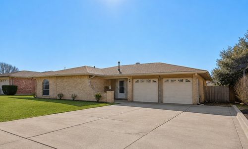 2106 Avalon Ln, Arlington, TX, 76014-1620 | Card Image