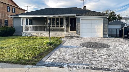 2088 Renfrew Avenue, Hempstead, NY, 11003 | Card Image