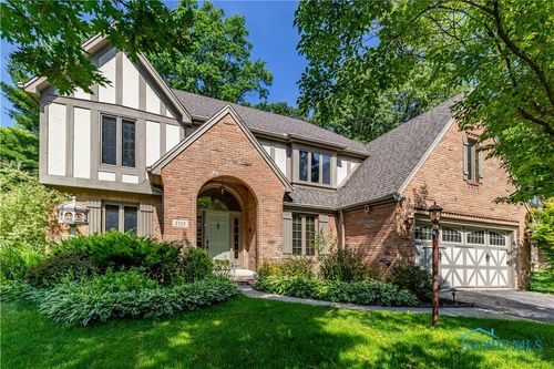 2325 Saint Roberts Ln, Toledo, OH, 43617-2220 | Card Image