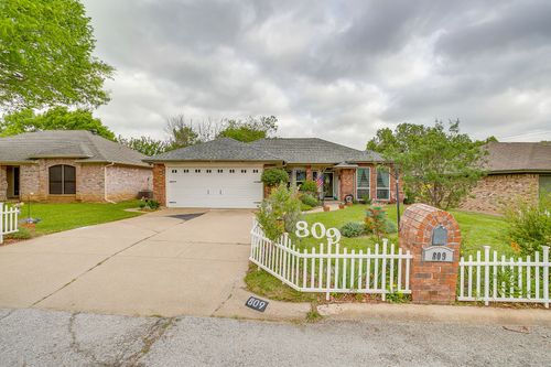 809 Castleview Dr, Arlington, TX, 76001-7514 | Card Image