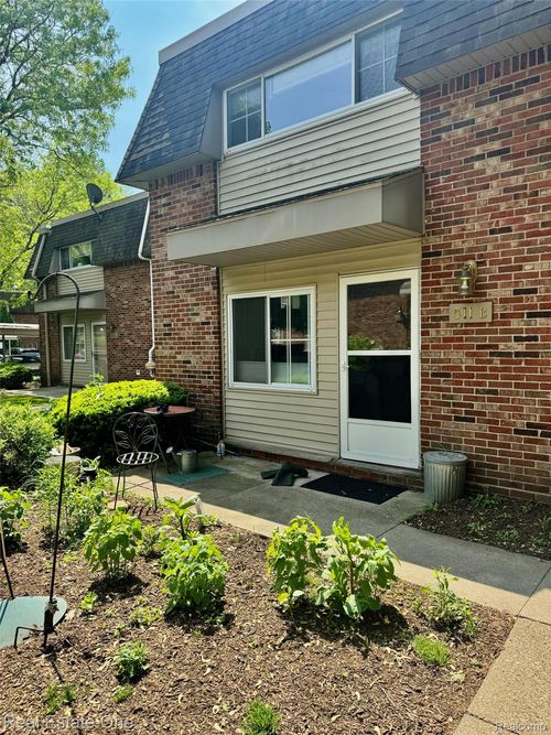 511 Longshore Drive, Ann Arbor, MI, 48105 | Card Image