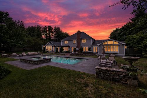568 Wellesleyst, Weston, MA, 02493 | Card Image