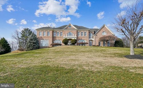 11046 Heathland Dr, Oakton, VA, 22124-2432 | Card Image