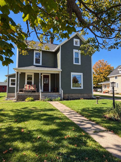721 Logan St, LENA, IL, 61048-9283 | Card Image